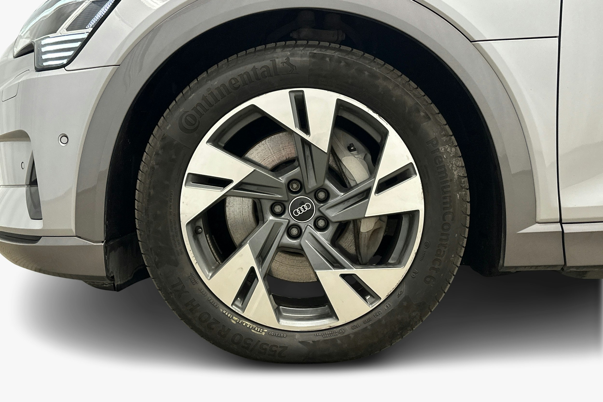 harmaa Audi e-tron 2022 kuva 9.