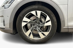 harmaa Audi e-tron 2022 kuva 9.
