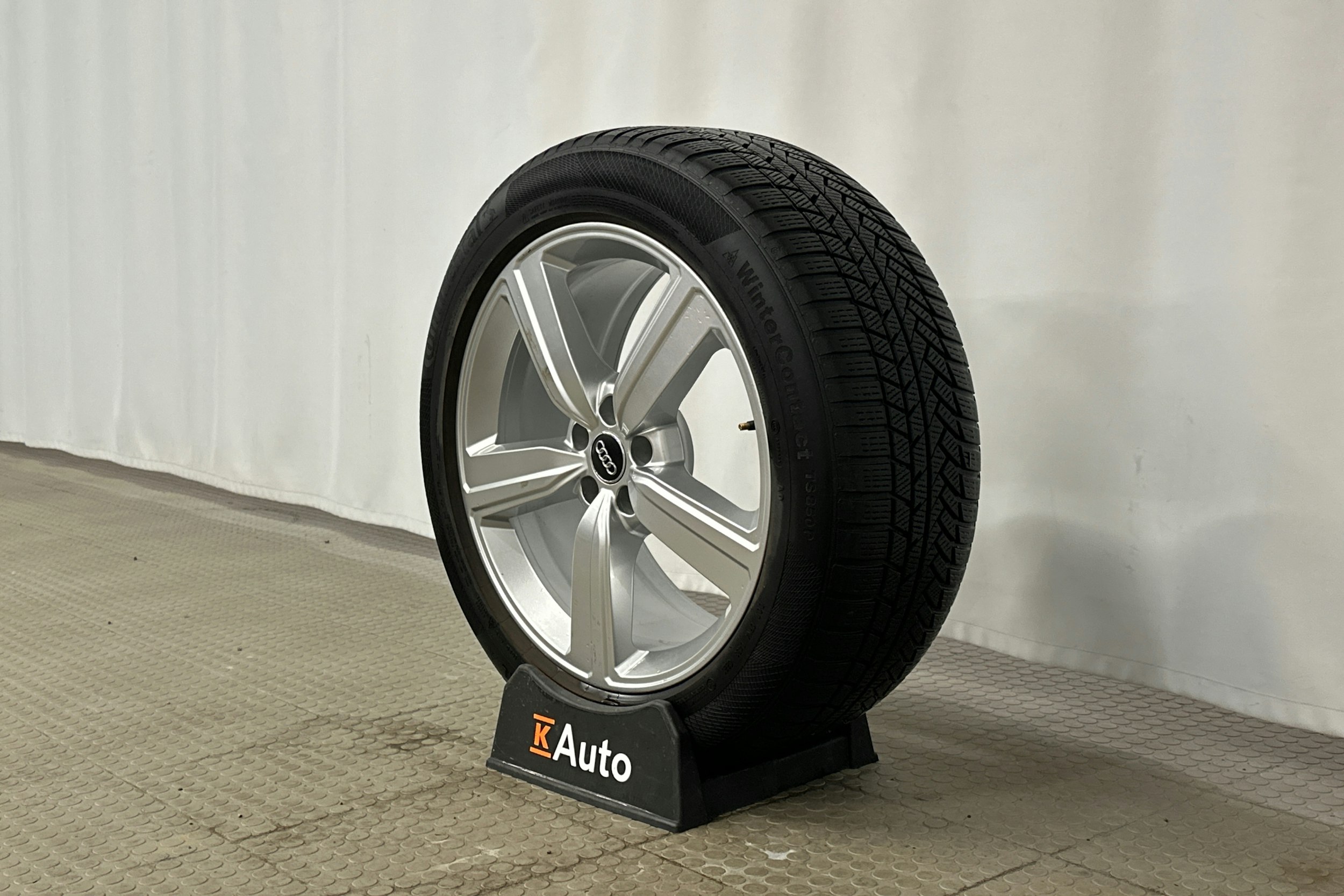 harmaa Audi e-tron 2022 kuva 10.
