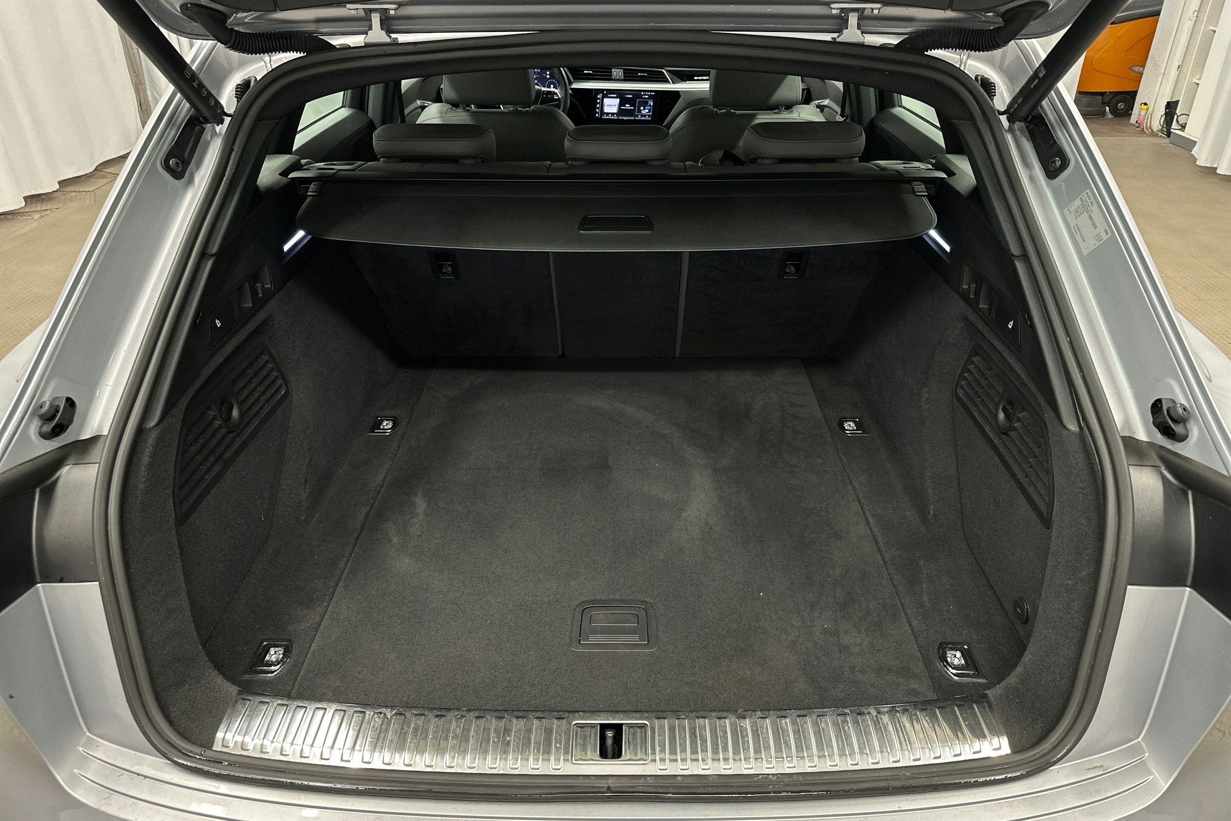 harmaa Audi e-tron 2022 kuva 11.