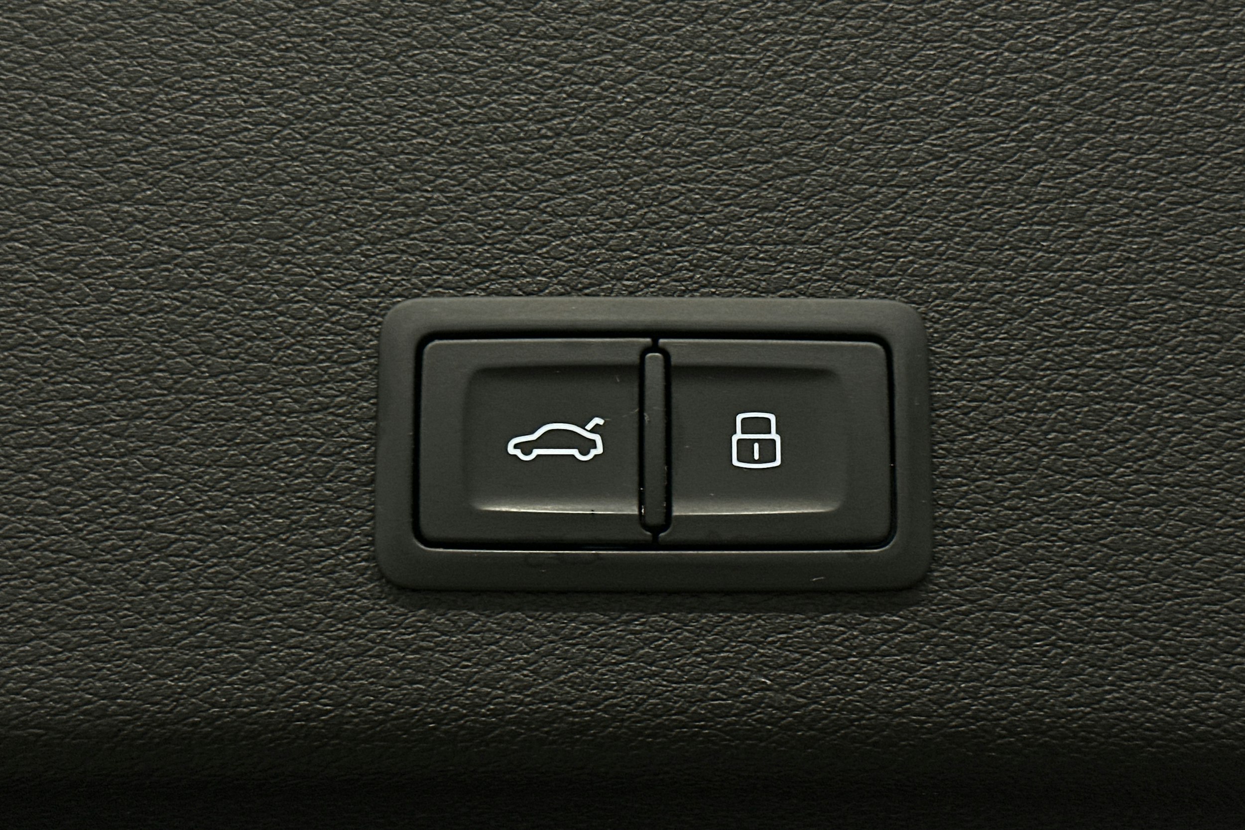 harmaa Audi e-tron 2022 kuva 12.
