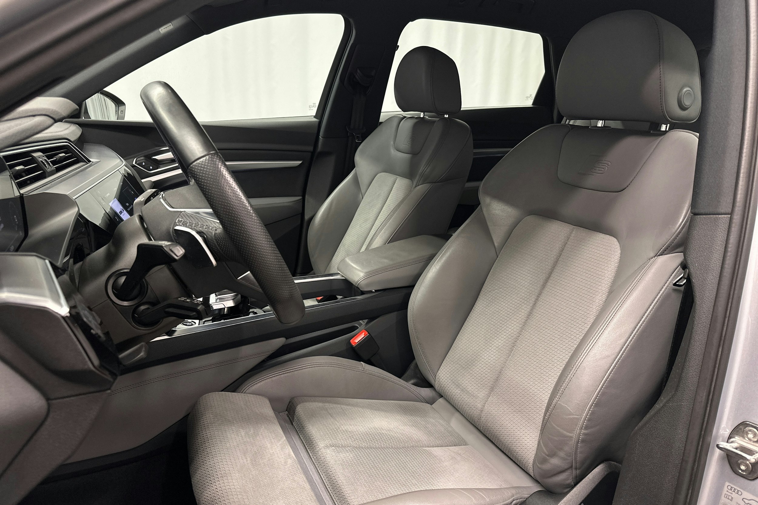 harmaa Audi e-tron 2022 kuva 13.