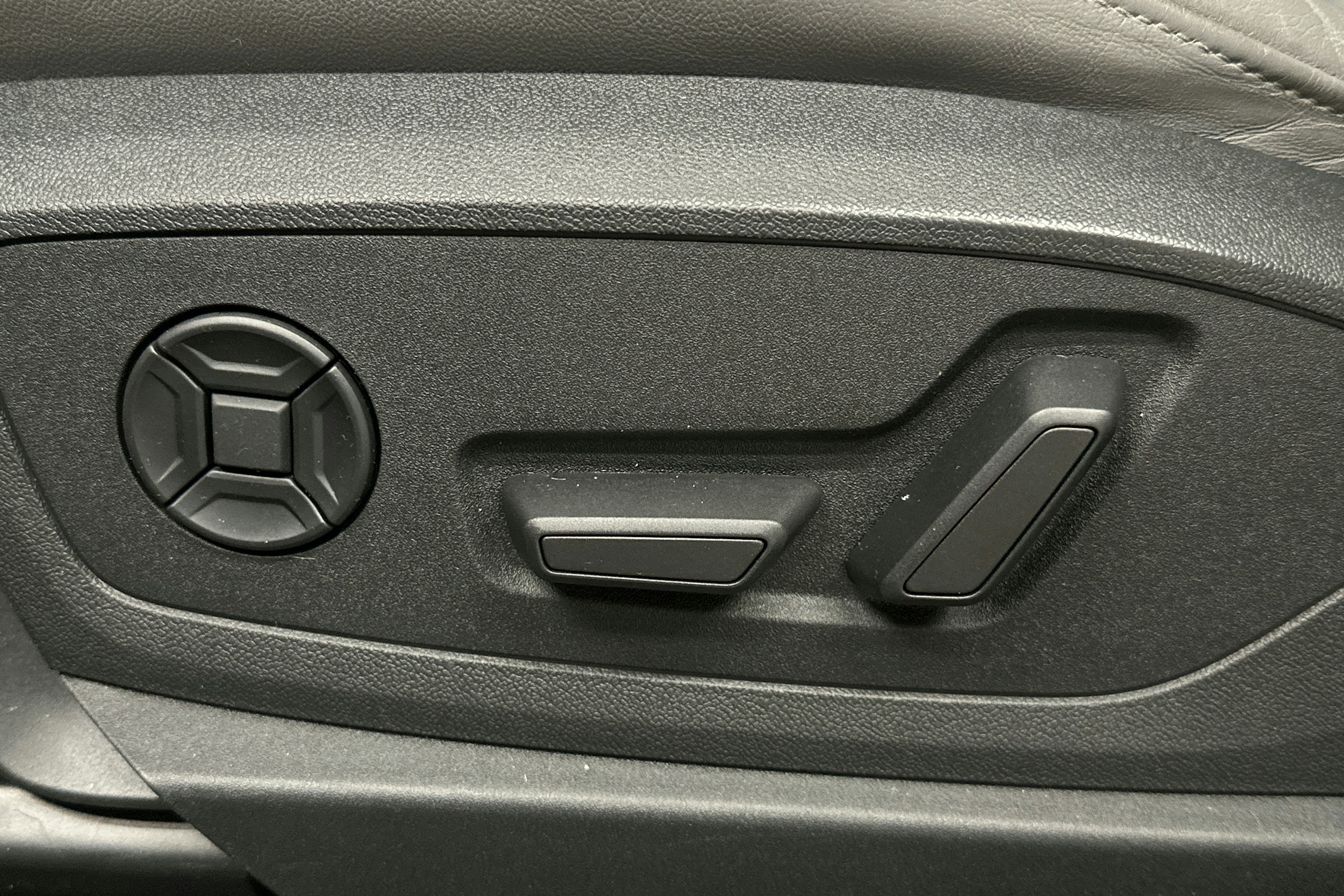 harmaa Audi e-tron 2022 kuva 14.