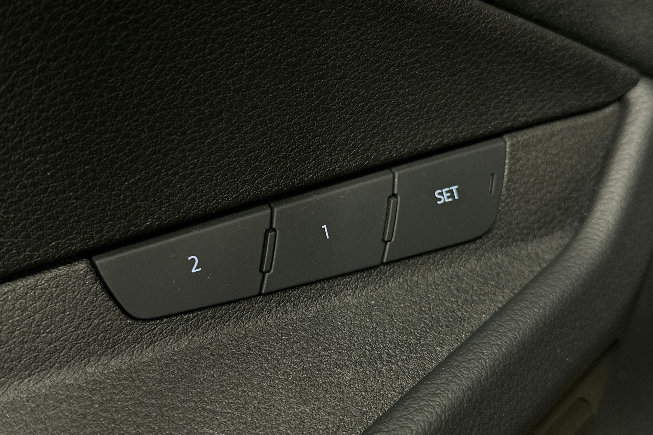harmaa Audi e-tron 2022 kuva 15.