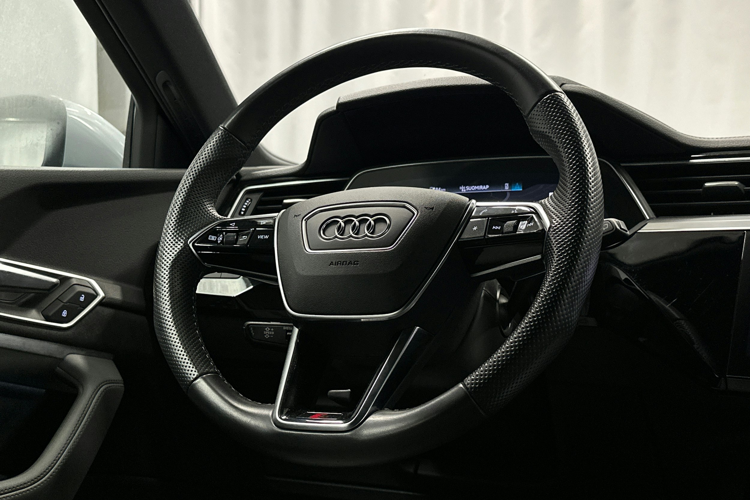 harmaa Audi e-tron 2022 kuva 16.
