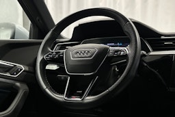 harmaa Audi e-tron 2022 kuva 16.