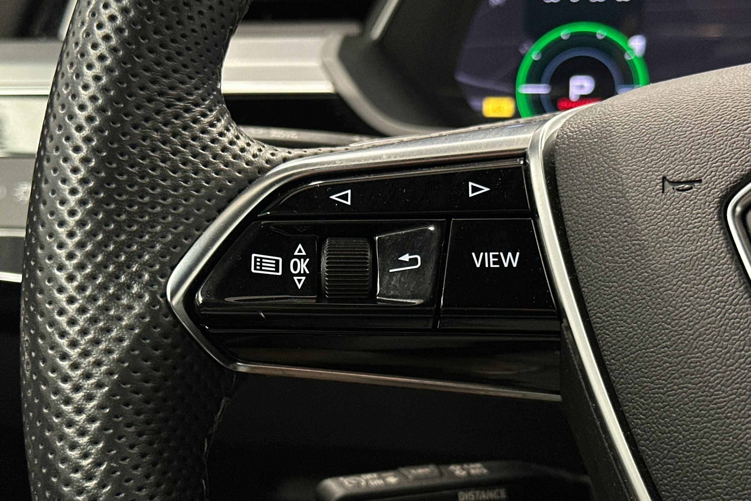 harmaa Audi e-tron 2022 kuva 17.