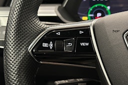 harmaa Audi e-tron 2022 kuva 17.