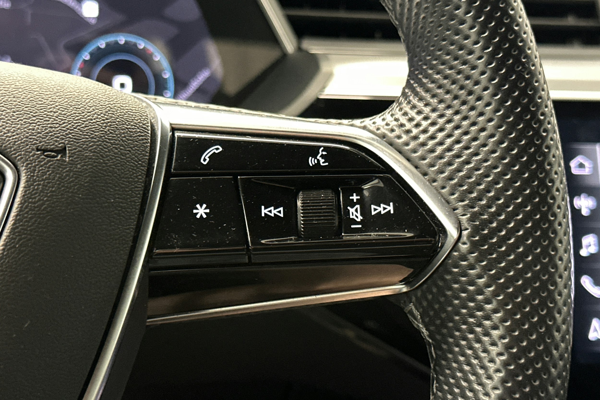 harmaa Audi e-tron 2022 kuva 18.