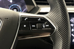 harmaa Audi e-tron 2022 kuva 18.