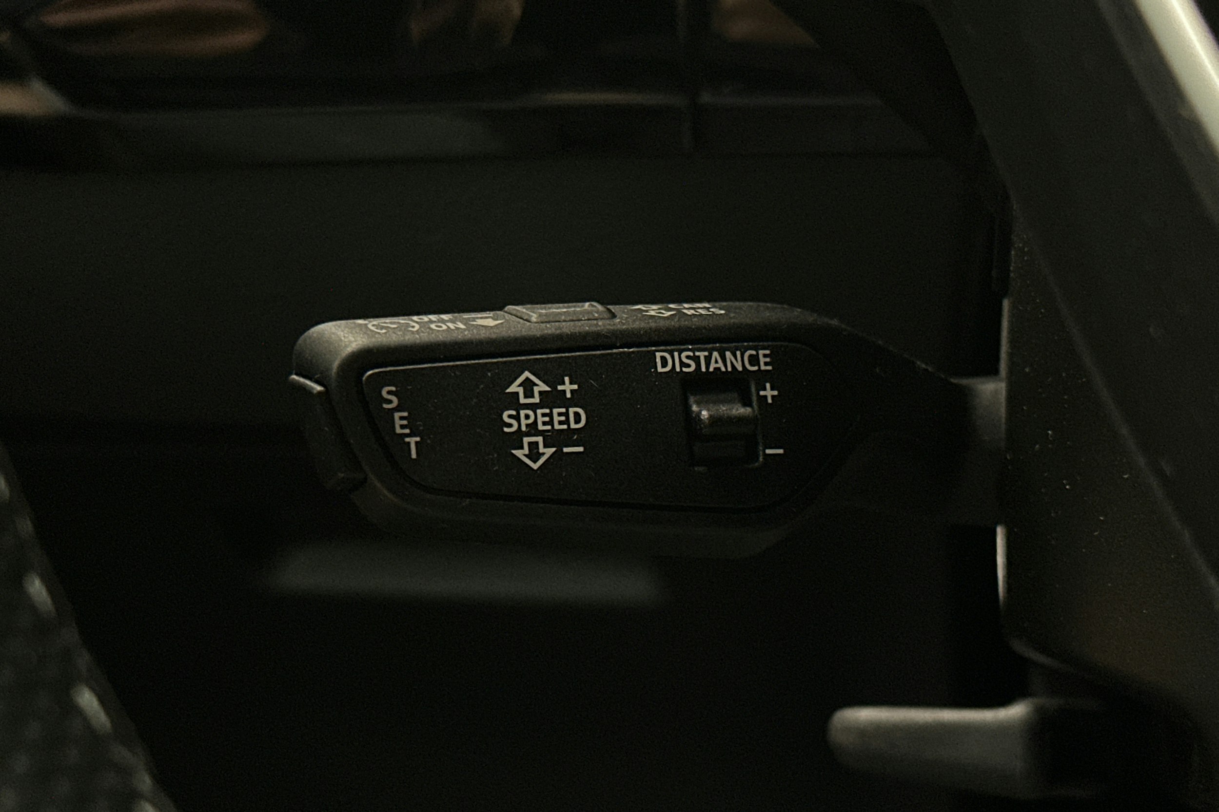 harmaa Audi e-tron 2022 kuva 19.