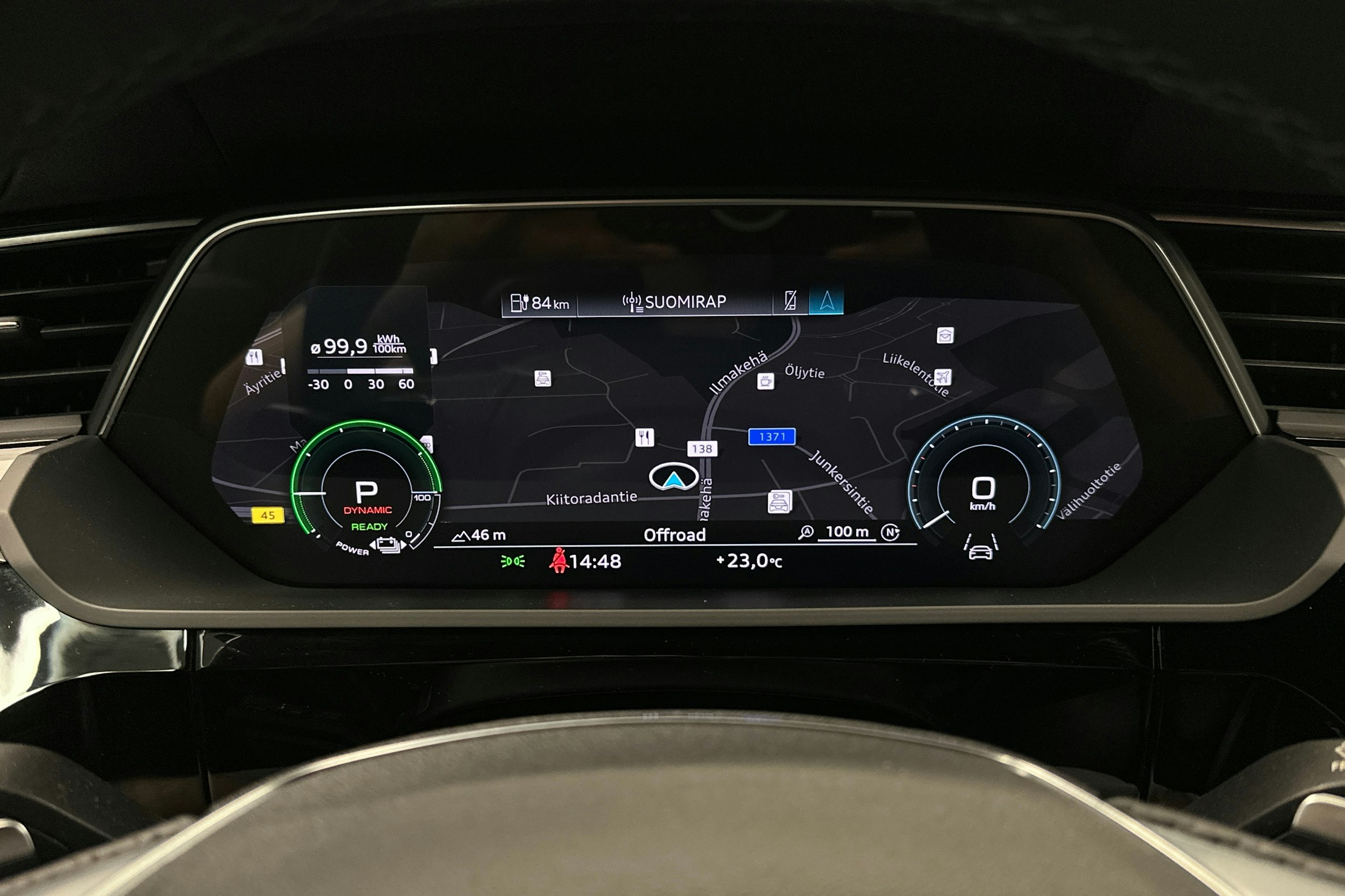 harmaa Audi e-tron 2022 kuva 20.