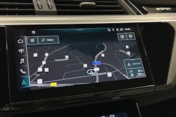 harmaa Audi e-tron 2022 kuva 23.