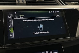 harmaa Audi e-tron 2022 kuva 24.