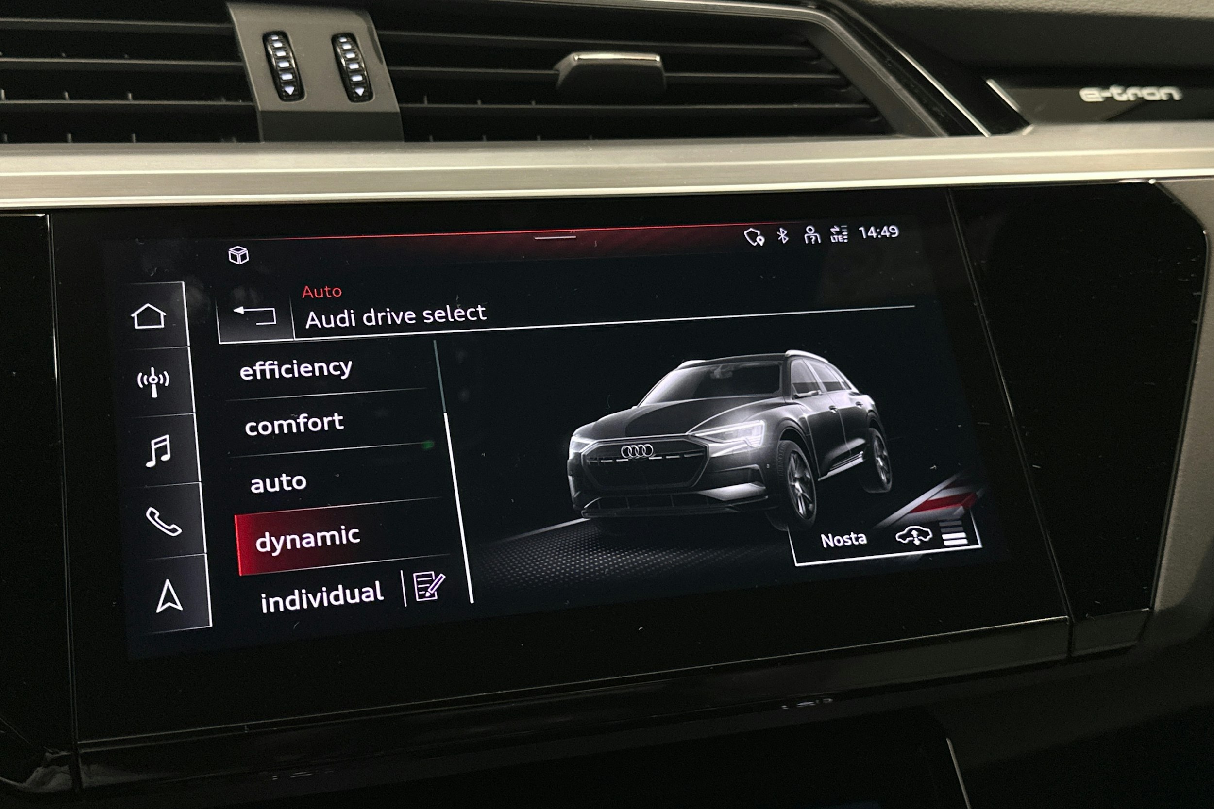 harmaa Audi e-tron 2022 kuva 25.