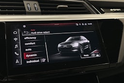 harmaa Audi e-tron 2022 kuva 25.