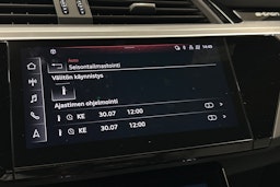 harmaa Audi e-tron 2022 kuva 26.