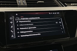 harmaa Audi e-tron 2022 kuva 27.