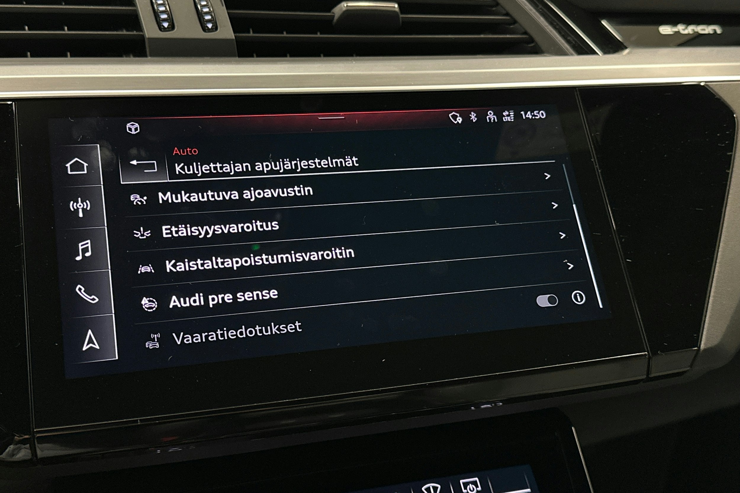 harmaa Audi e-tron 2022 kuva 28.