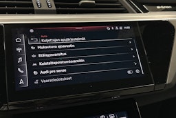 harmaa Audi e-tron 2022 kuva 28.