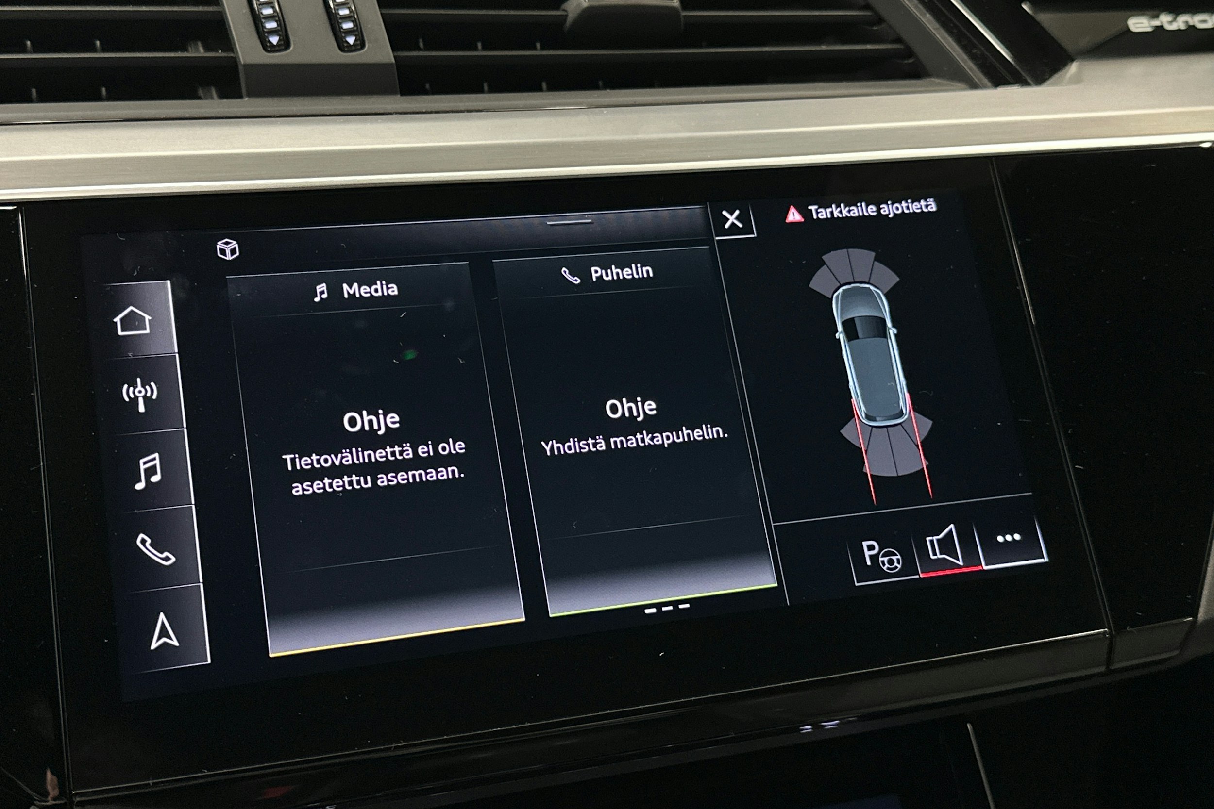 harmaa Audi e-tron 2022 kuva 29.