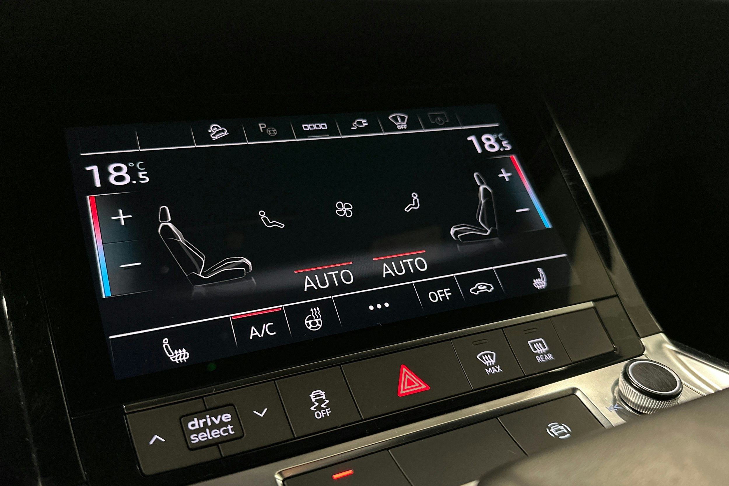 harmaa Audi e-tron 2022 kuva 30.