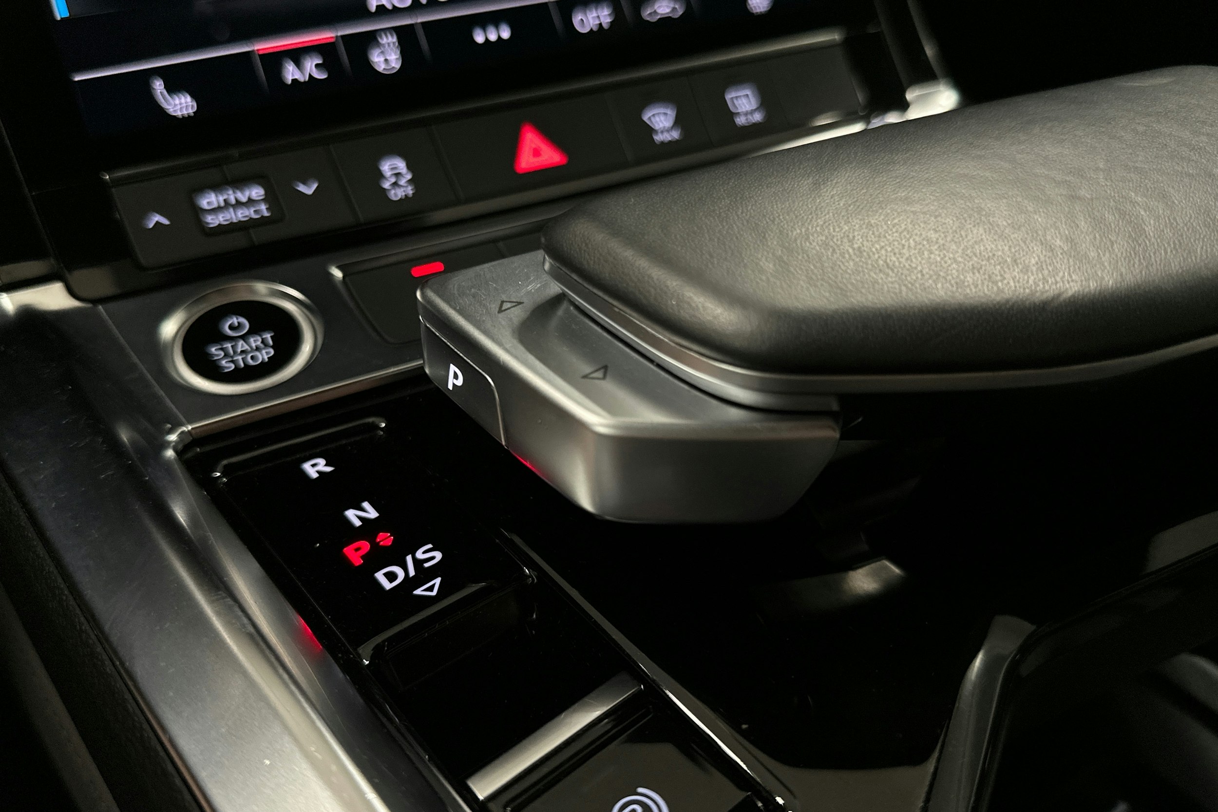 harmaa Audi e-tron 2022 kuva 31.