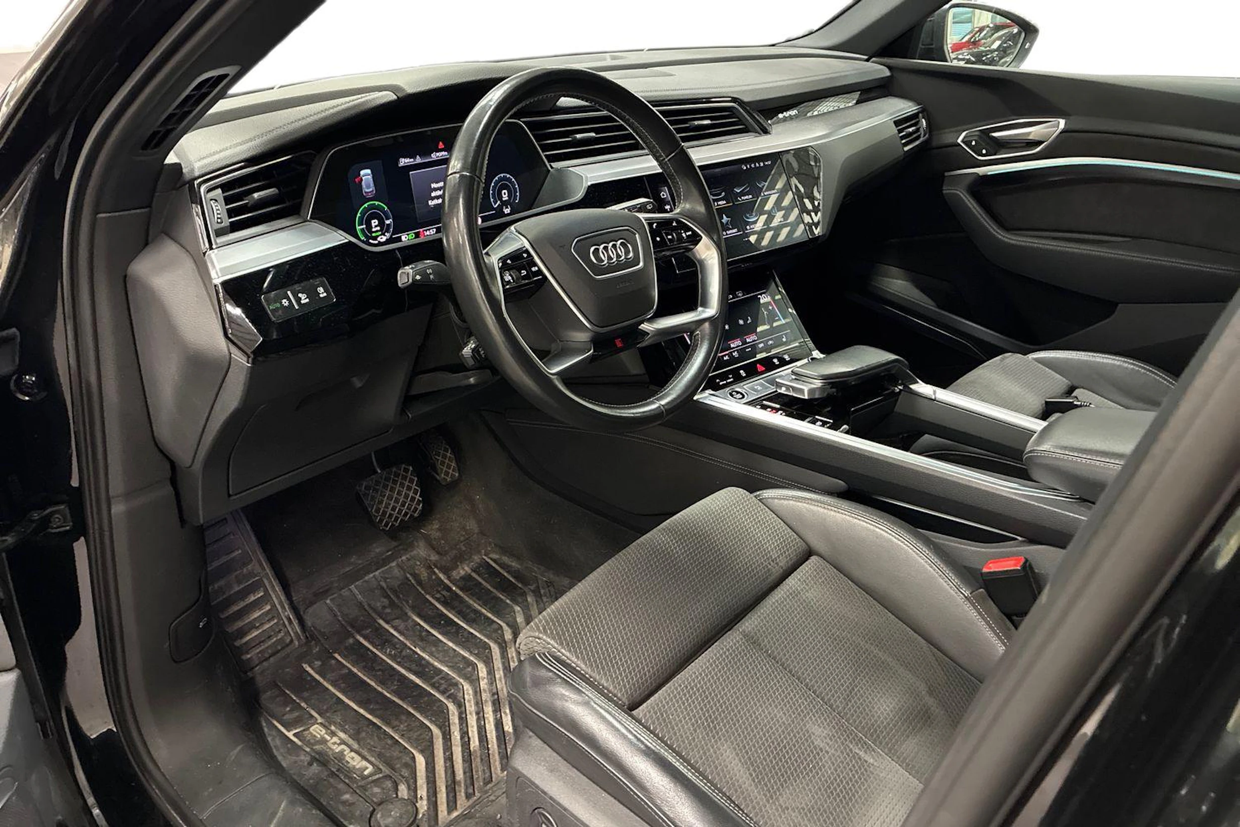 musta Audi e-tron 2021 kuva 3.