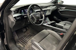 musta Audi e-tron 2021 kuva 3.