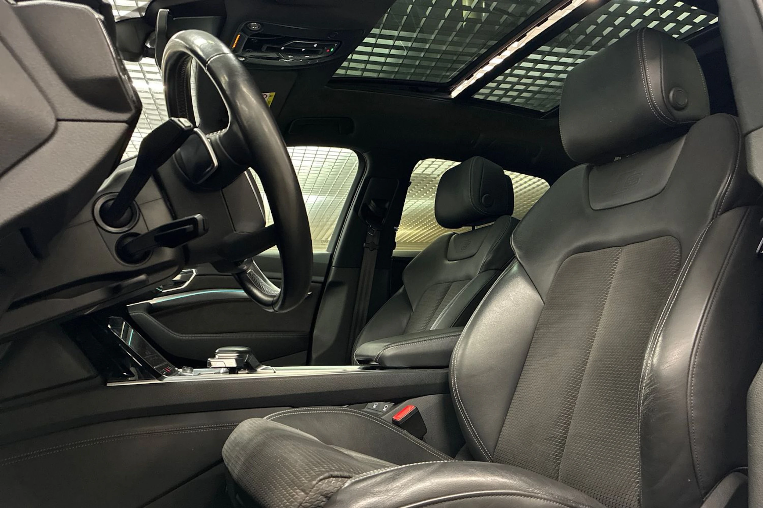 musta Audi e-tron 2021 kuva 4.