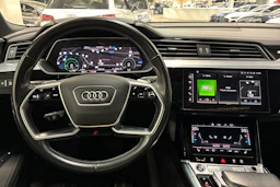 musta Audi e-tron 2021 kuva 5.