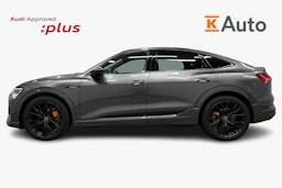 harmaa Audi e-tron 2022 kuva 6.
