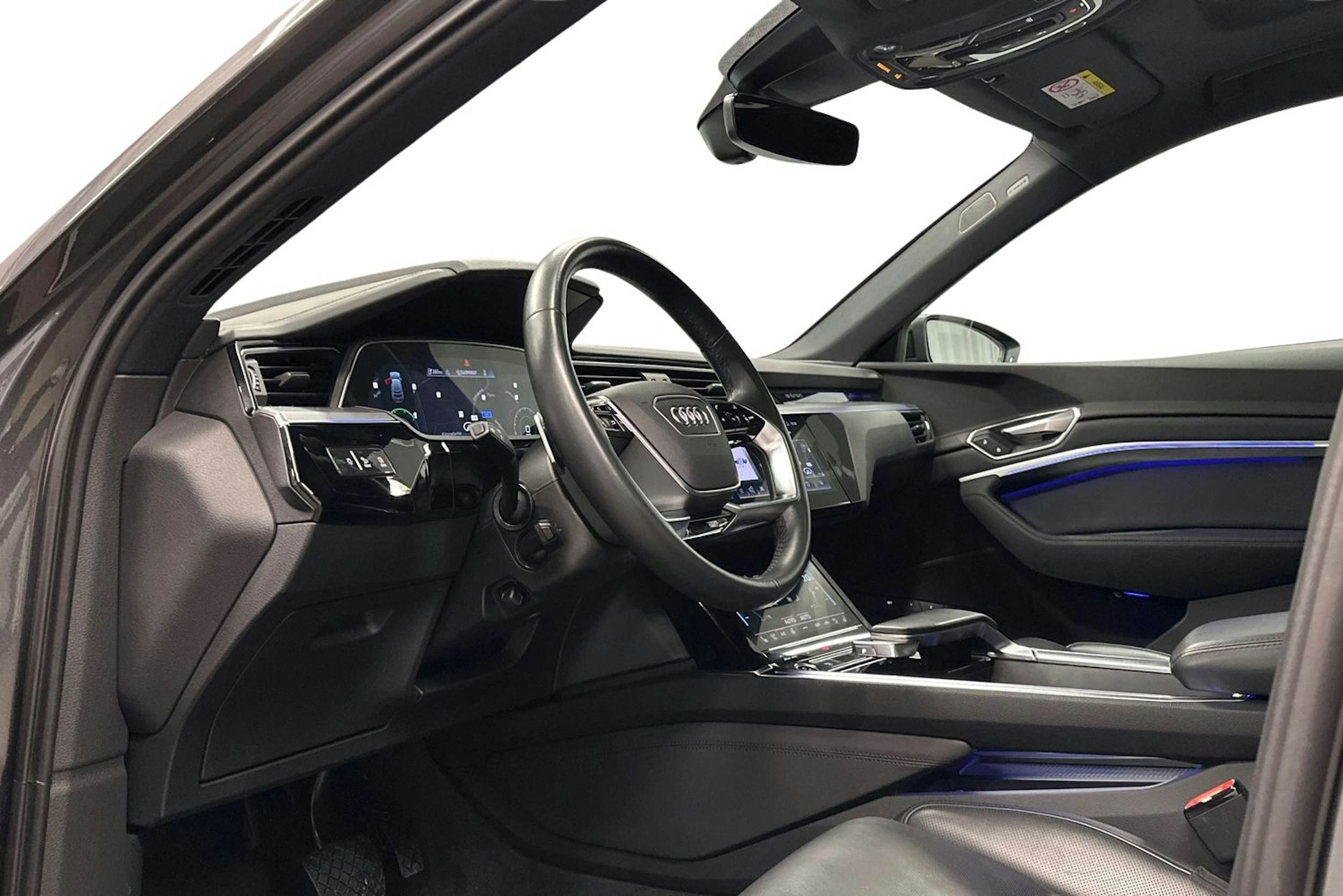 harmaa Audi e-tron 2022 kuva 7.