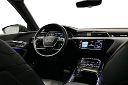 harmaa Audi e-tron 2022 kuva 9.