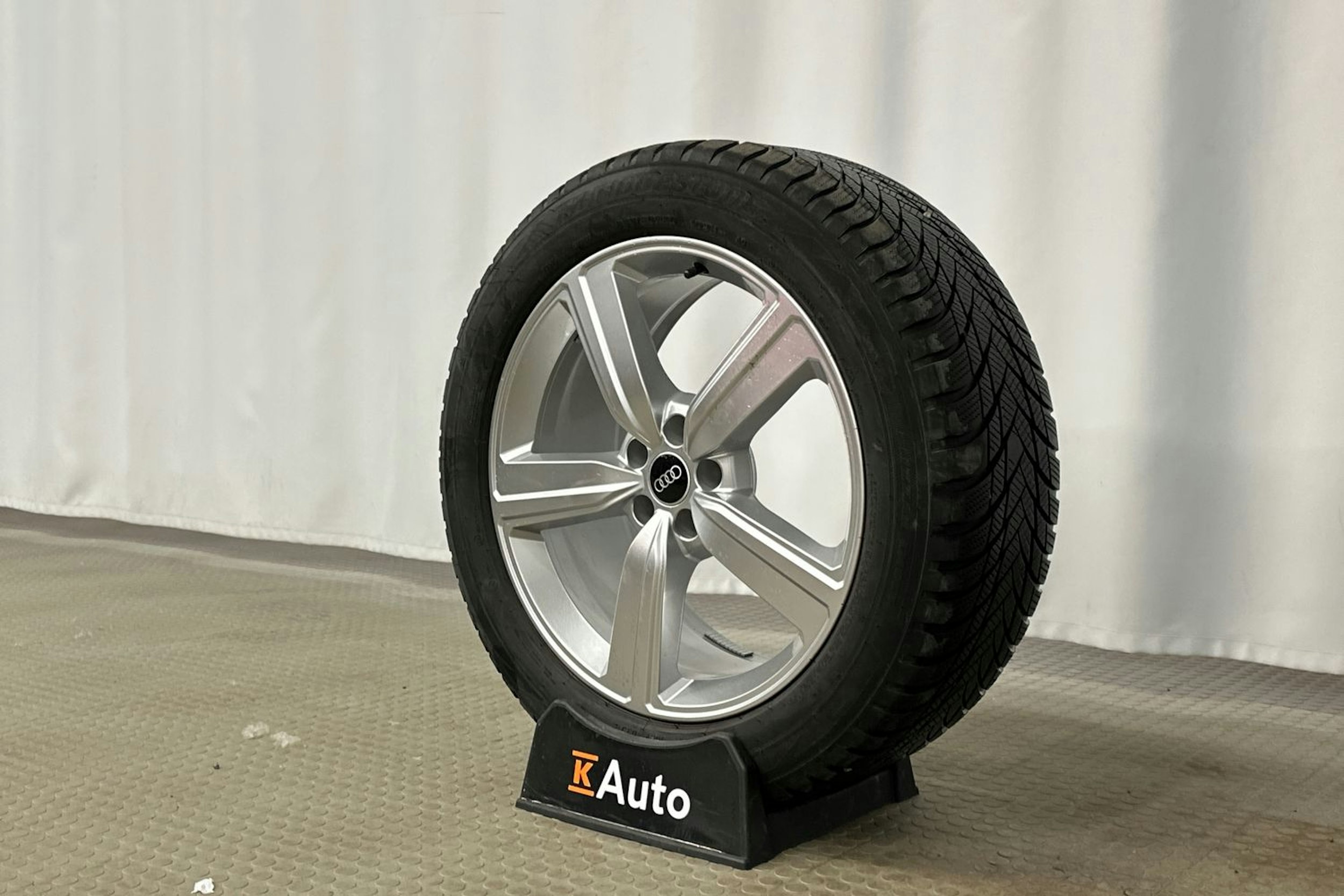 harmaa Audi e-tron 2022 kuva 12.