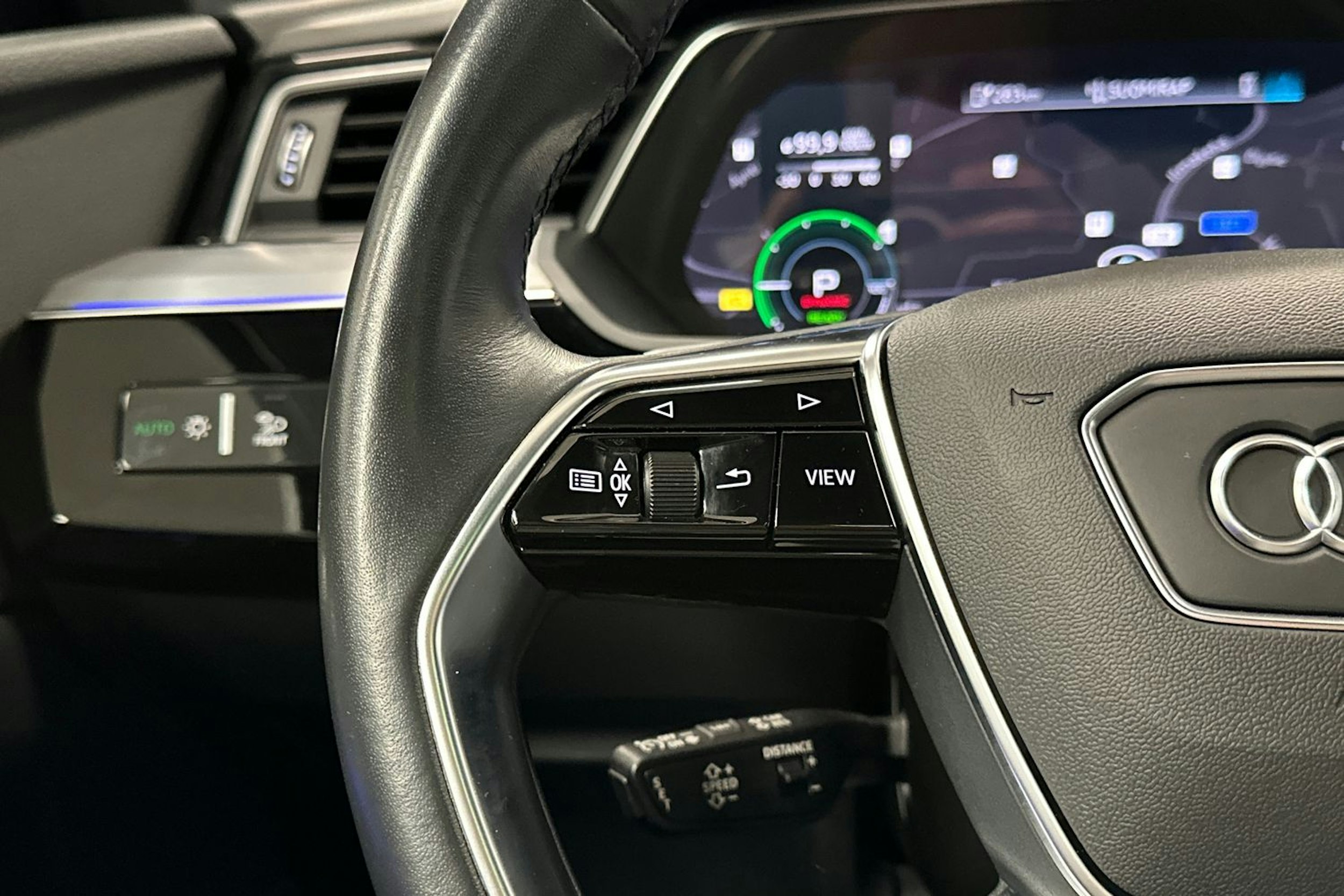 harmaa Audi e-tron 2022 kuva 13.