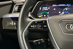 harmaa Audi e-tron 2022 kuva 13.