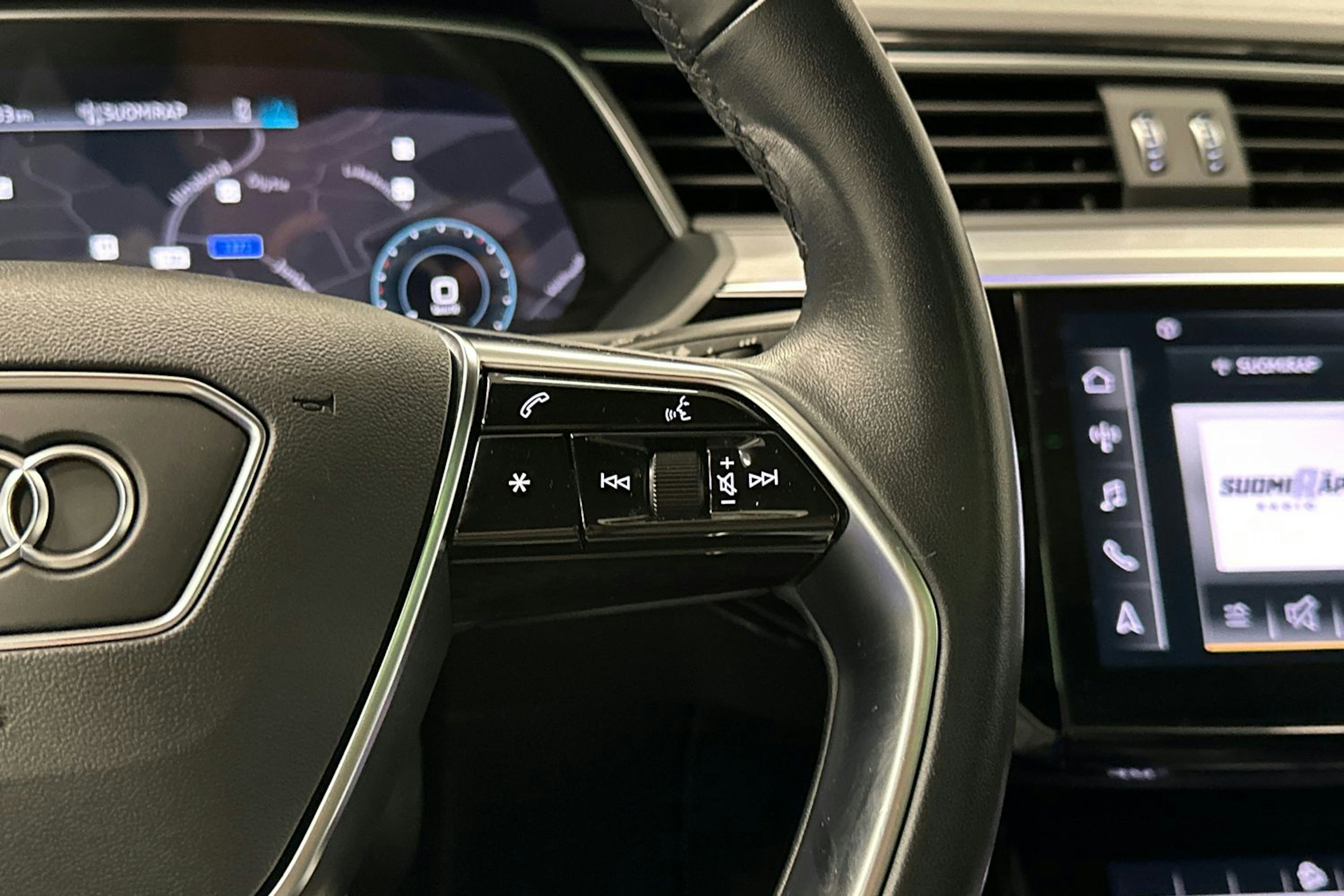 harmaa Audi e-tron 2022 kuva 14.