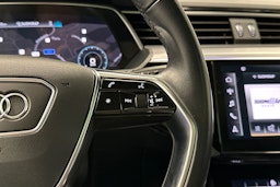 harmaa Audi e-tron 2022 kuva 14.