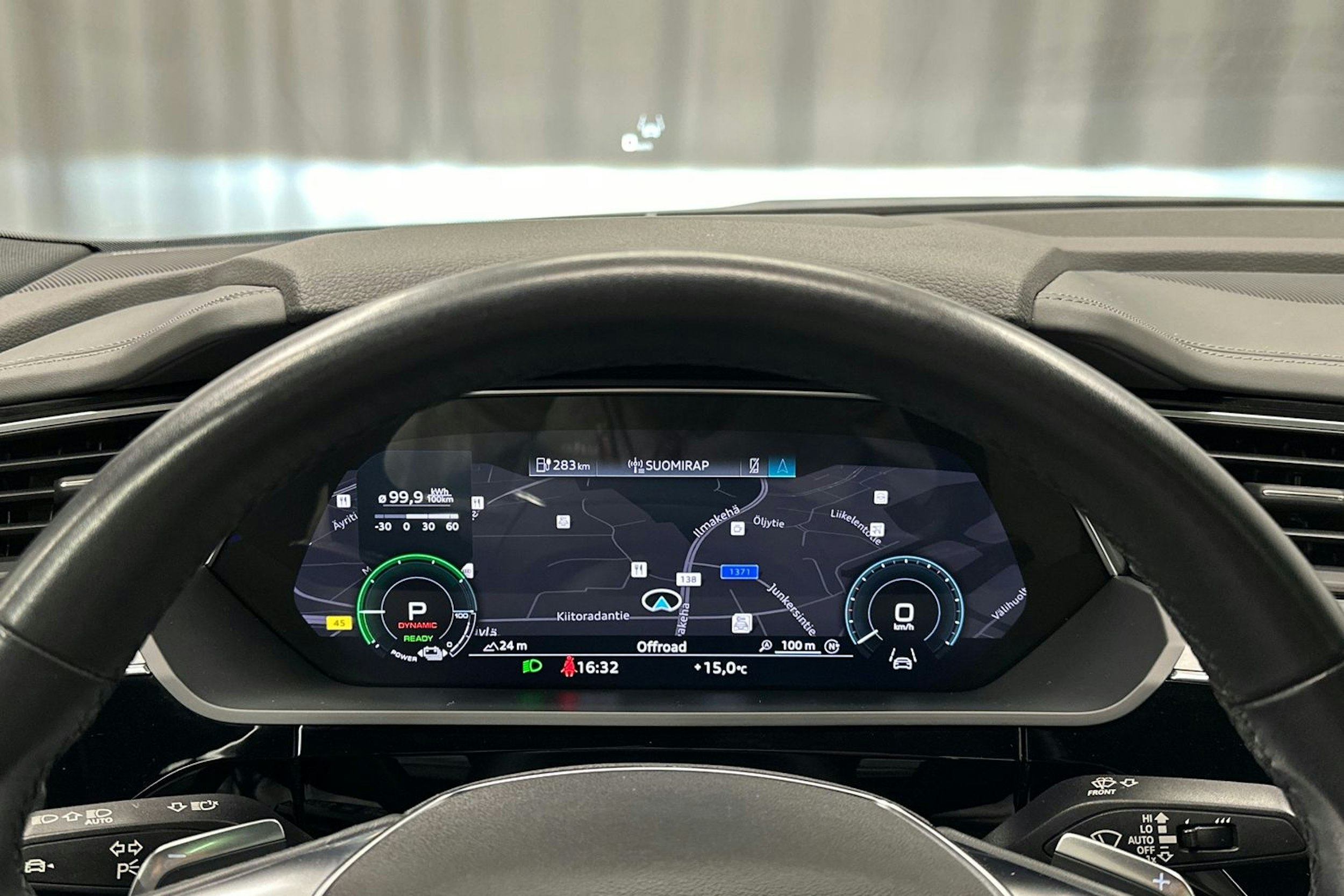 harmaa Audi e-tron 2022 kuva 15.