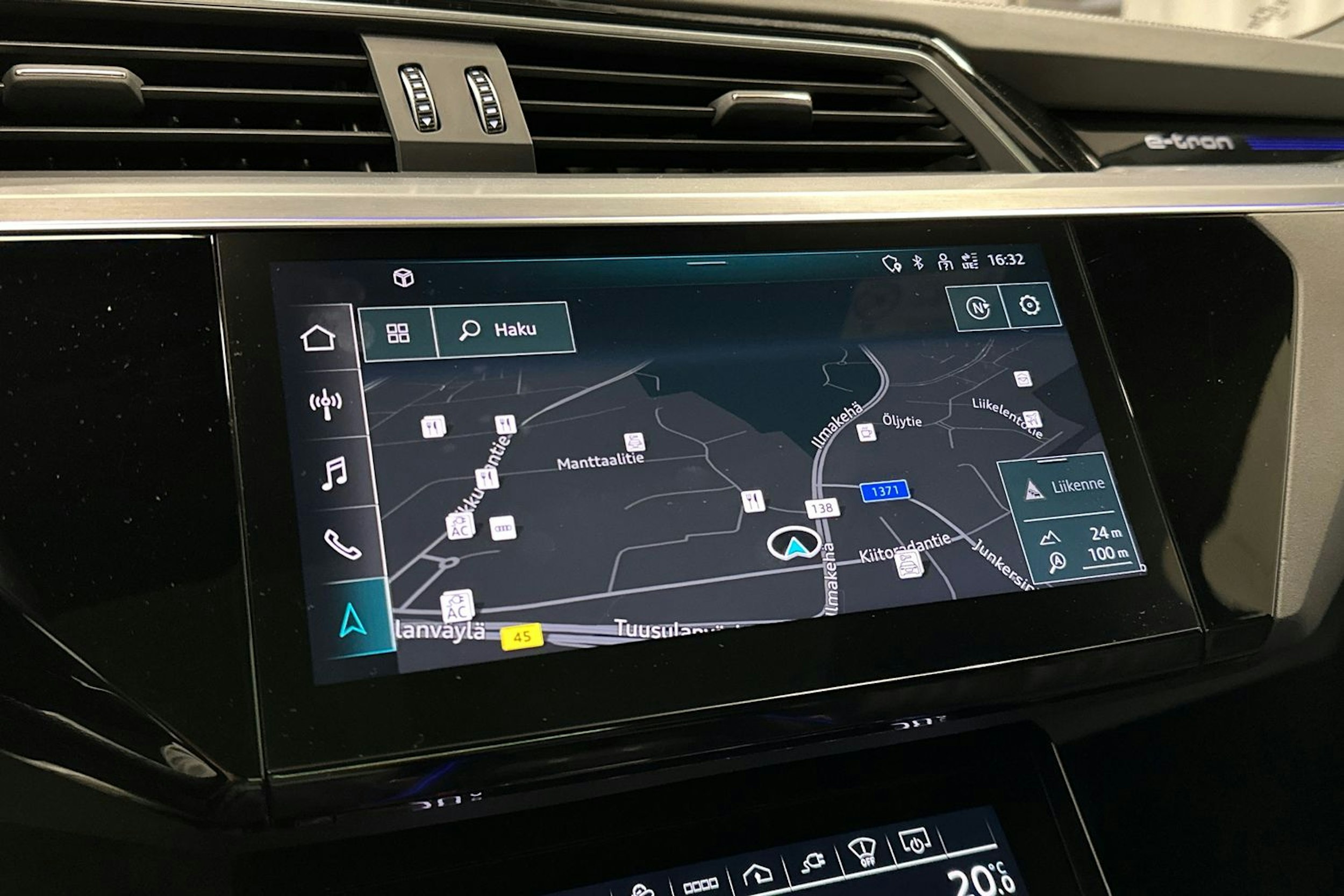 harmaa Audi e-tron 2022 kuva 17.