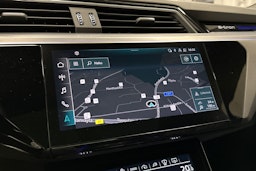 harmaa Audi e-tron 2022 kuva 17.