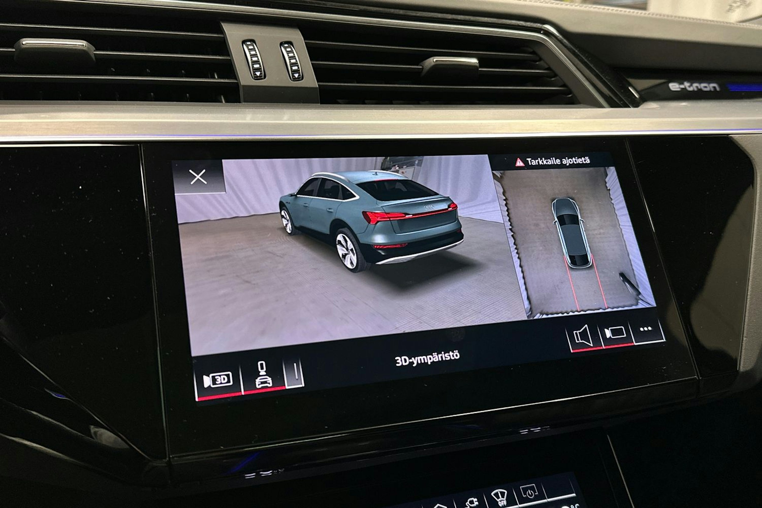 harmaa Audi e-tron 2022 kuva 18.