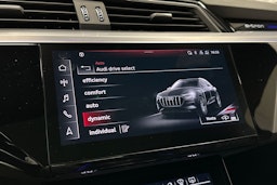 harmaa Audi e-tron 2022 kuva 19.