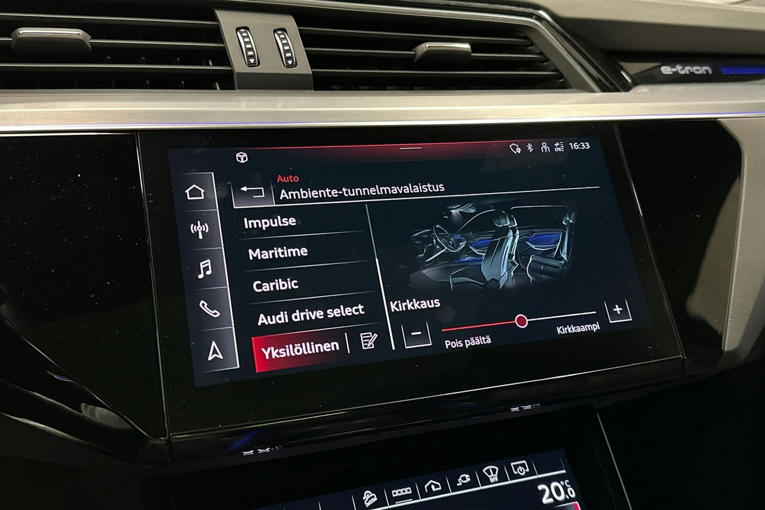 harmaa Audi e-tron 2022 kuva 21.
