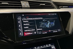 harmaa Audi e-tron 2022 kuva 21.