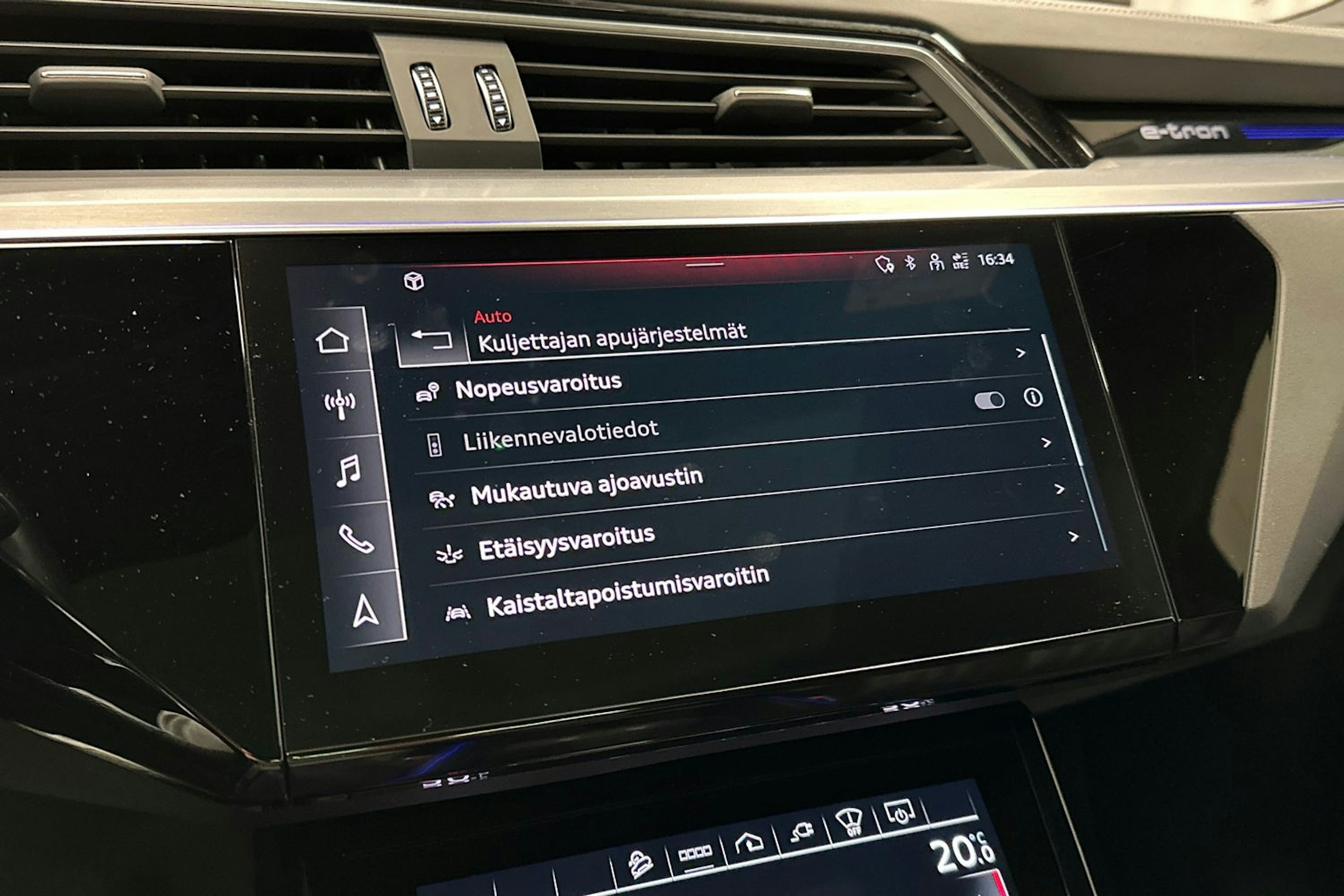harmaa Audi e-tron 2022 kuva 22.