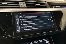 harmaa Audi e-tron 2022 kuva 22.