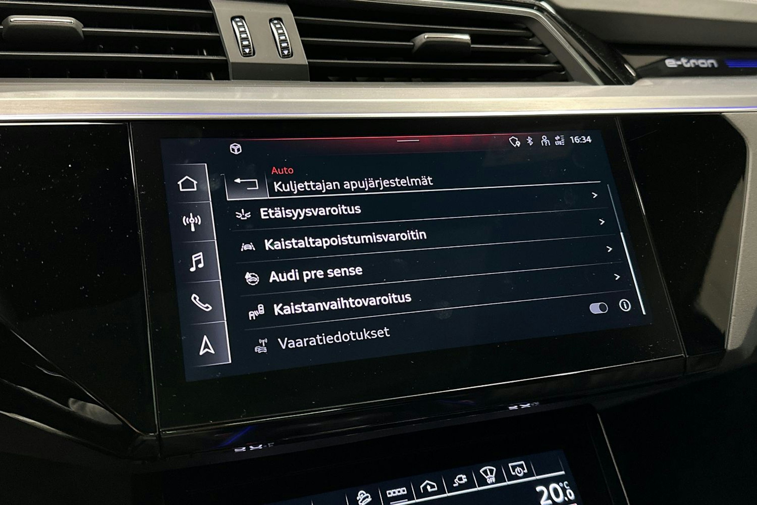 harmaa Audi e-tron 2022 kuva 23.