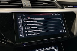 harmaa Audi e-tron 2022 kuva 23.